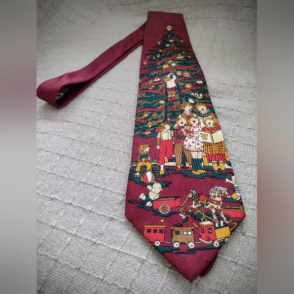 LIKE NEW "Carolers By the Tree" Christmas Tie, Holiday Gift Stocking Stuffer - Picture 5 of 7